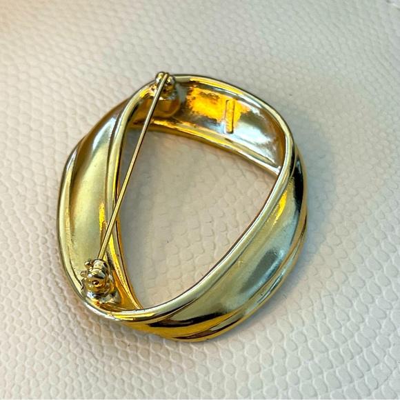MONET Vintage 18k Yellow Gold Plated Monet Twisted Oval Brooch - Picture 2 of 3